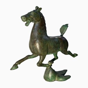 Statua antica in bronzo patinato verde raffigurante il cavallo volante di Ganzu, inizio XX secolo