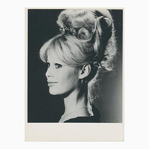 Perfil de Brigitte Bardot, fotografía en blanco y negro, años 60