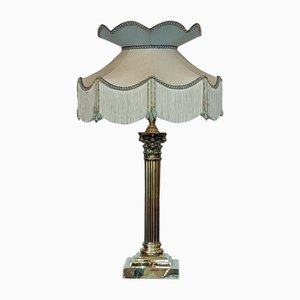Lámpara de mesa eduardiana con columna corintia de latón