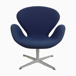 Silla Swan de tela azul de Arne Jacobsen