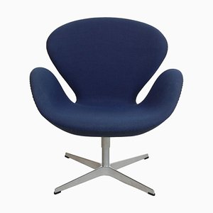Swan Chair mit blauem Stoffbezug von Arne Jacobsen