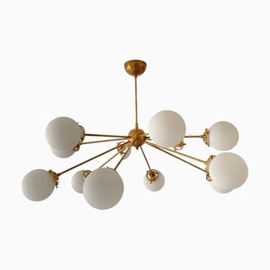 Lampadario Sputnik in ottone con 12 sfere opaline