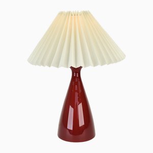 Lámpara de mesa de vidrio rojo atribuida a Jacob Bang para Kastrup Holmegaard, años 60