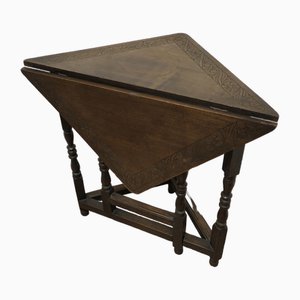 Tavolino triangolare in quercia intagliata, fine XIX secolo