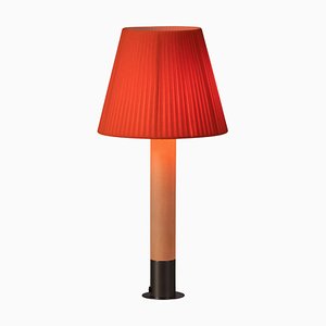 Lámpara de mesa Básica M1 de bronce y rojo de Santiago Roqueta para Santa & Cole