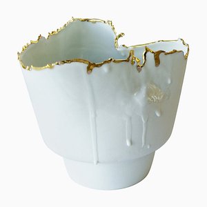 Kleine Vase aus Porzellan & Gold Imperfections von Dora Stanczel