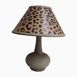 Lámpara de mesa vintage con pie de alcántarra y pantalla de tela con estampado de leopardo, años 70