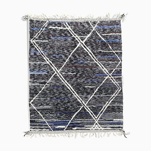 Grand Tapis Noir Doux Fait Main Marocain Moderne