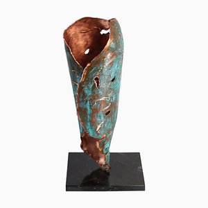 Jarrón de cobre esculpido a mano de Samuel Costantini