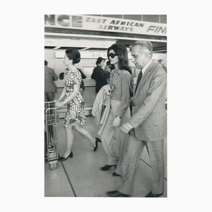 Jackie O. à l'aéroport, Paris, France, 1970, Photographie