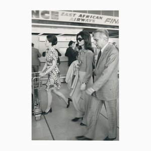 Jackie O. en el aeropuerto, París, Francia, años 70, Fotografía
