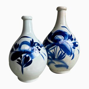 Botellas de sake Tokkuri de porcelana Meiji-Ra, Japón, década de 1890. Juego de 2