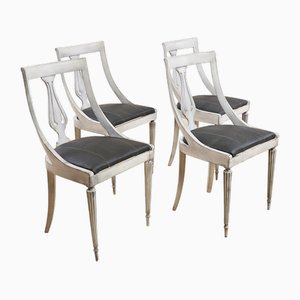 Sillas vintage de madera en blanco grisáceo y asientos de cuero auténtico. Juego de 4