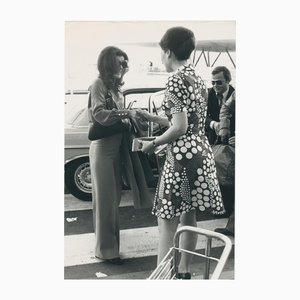 Jackie Kennedy am Flughafen in Paris, Frankreich, 1970er, Fotografie
