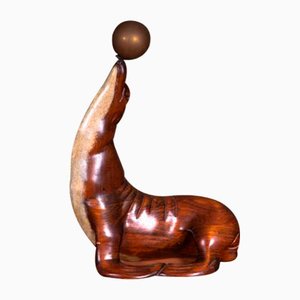 Escultura de león marino en madera y bronce
