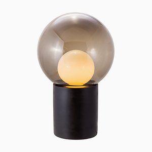 Lampadaire Boule High Gris Opalin Blanc Noir par Pulpo