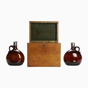 Caja de roble con botellas de licor, década de 1800