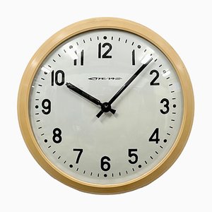 Reloj de pared industrial soviético de fábrica de baquelita beige de Strela, años 60