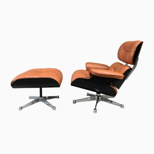 Poltrona e poggiapiedi in compensato e pelle marrone chiaro di Charles & Ray Eames per Herman Miller, anni '60, set di 2