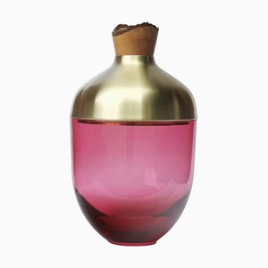 Modellierte Vase aus mundgeblasenem Glas & Messing von Pia Wüstenberg