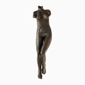 Escultura de desnudo femenino en terracota y bronce