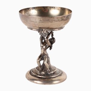 Copa de plata de principios del siglo XX con decoraciones esculturales