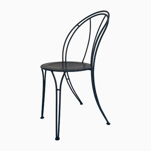 Dunkelblauer Stuhl aus Metall mit bogenförmiger Rückseite