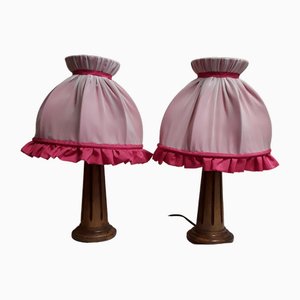 Nachttischlampen mit Gestell aus gedrechseltem Nussholz und rosa Stoffschirmen, 1900er, 2er Set