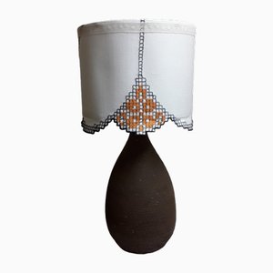 Lámpara de mesa de cerámica hecha a mano con pantalla de tela, años 70