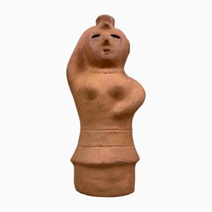 Figura de terracota sin esmaltar de mujer que lleva agua, Miyazaki, Japón, años 60