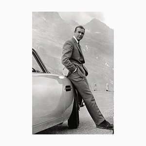 James Bond neben DB5, Archivaler Pigmentdruck, gerahmt