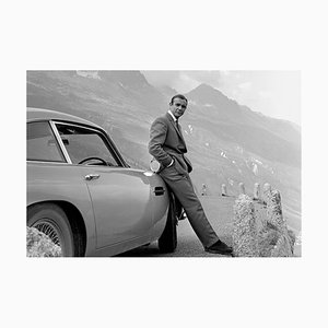 James Bond neben DB5, Archivaler Pigmentdruck, gerahmt