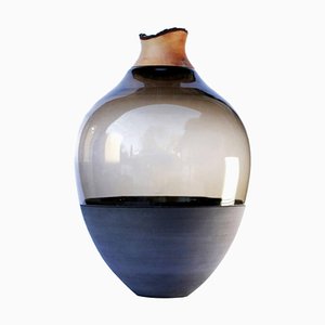 Vaso in vetro soffiato grigio scolpito e ceramica di Pia Wüstenberg