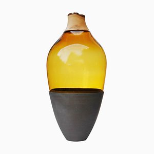 Vaso scolpito in vetro soffiato color ambra e ceramica di Pia Wüstenberg
