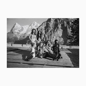 Bond Girls, 1960s, Tirage photographique sous cadre blanc