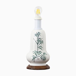 Lámpara de mesa vintage de cerámica blanca brillante decorada a mano con base de madera, Italia, años 80