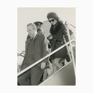 Jackie Kennedy beim Verlassen des Flugzeugs, 1970er, Fotografie