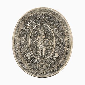 Piatto ovale Yogya in argento con scena di Dio e animali, Indonesia, metà XIX secolo