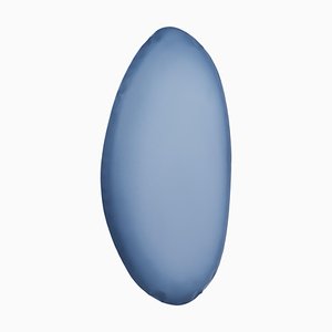 Espejo de pared Tafla O3 en azul mate de Zieta