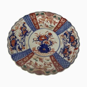 Piatto in porcellana Imari smerlato, Giappone, XIX secolo