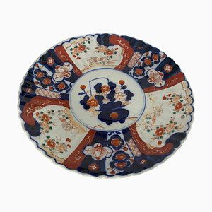Plato japonés de porcelana festoneada de Imari, siglo XIX