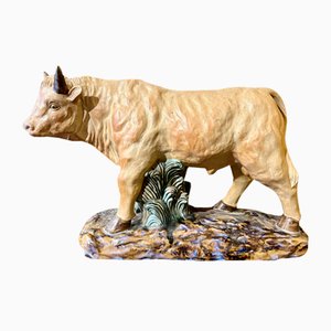 Escultura de toro policromada, década de 1900, terracota esmaltada