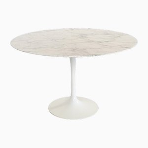 Tulip Table in Calacatta Marble Table by Eero Saarinen for Knoll Inc. / Knoll International