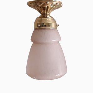 Kleine Art Deco Deckenlampe mit rosa marmoriertem Glasschirm mit Messinghalterung