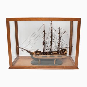 Modellino di nave vintage con vetrina in legno, anni '50