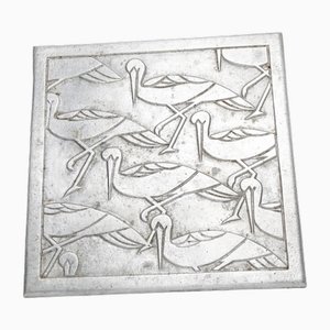 Plato cuadrado con cigüeñas plateadas, años 60