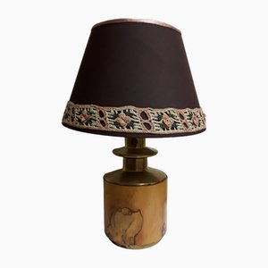 Lámpara de mesa vintage con pie redondo de madera de tejo con soporte de latón y pantalla de tela marrón con borde de color, años 70