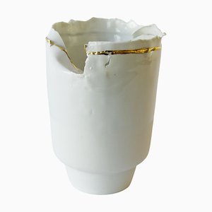 Vaso in porcellana e oro di Dora Stanczel