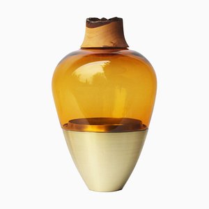 Vaso in vetro soffiato scolpito in ottone e ambra di Pia Wüstenberg