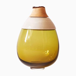 Olivgrüne und weiße Vase aus mundgeblasenem Glas & Keramik von Pia Wüstenberg
